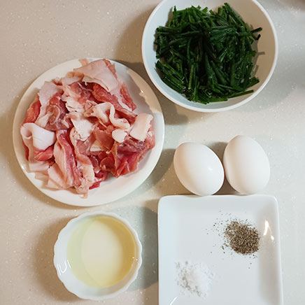 中皿1皿分の豚ニラ玉に使用した材料（豚肉、ニラ、卵、塩、黒こしょう、サラダ油）