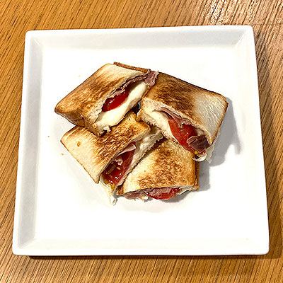 生ハムモッツァレラトマトのホットサンド
