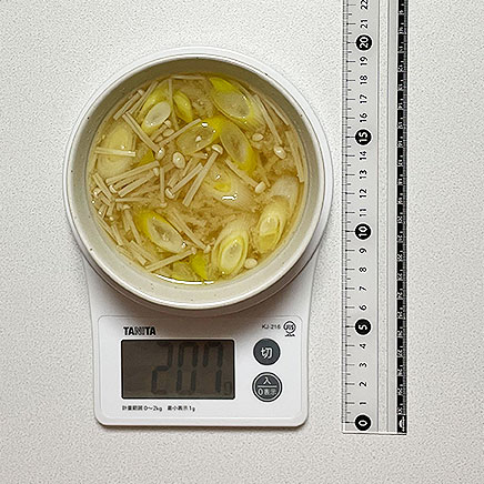 汁椀(中)1杯分の長ねぎとえのきの味噌汁