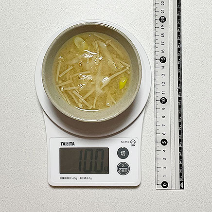 汁椀(小)1杯分の長ねぎとえのきの味噌汁