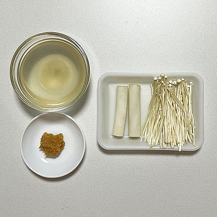 汁椀(中)1杯分の長ねぎとえのきの味噌汁に使用した長ねぎ、えのき、味噌、かつお昆布だし