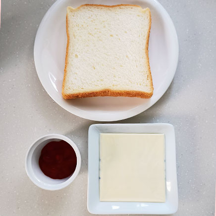 食パン6枚切り1枚分のチーズケチャップトーストに使用した材料(食パン、ケチャップ、プロセスチーズ)