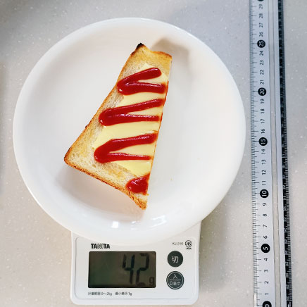 食パン6枚切り1/2枚分のチーズケチャップトースト