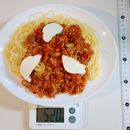 大皿1皿分のモッツァレラのミートソースパスタ