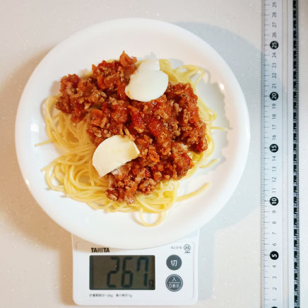 中皿1皿分のモッツァレラのミートソースパスタ