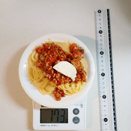 小皿1皿分のモッツァレラのミートソースパスタ