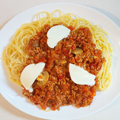 モッツァレラのミートソースパスタ