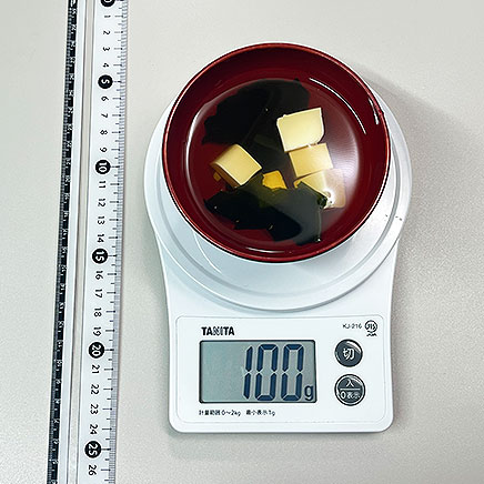 汁椀（中）1杯分の豆腐とわかめのお吸い物