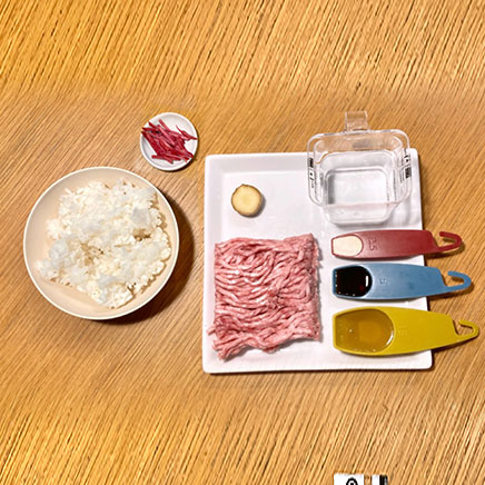 丼1杯分の豚そぼろの材料、ご飯、豚ひき肉、生姜、醬油、砂糖、みりん、水、紅生姜