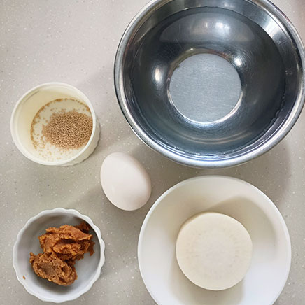 丼1杯分の大根と卵の味噌汁に使用した材料(大根、卵、水、風味調味料、味噌)