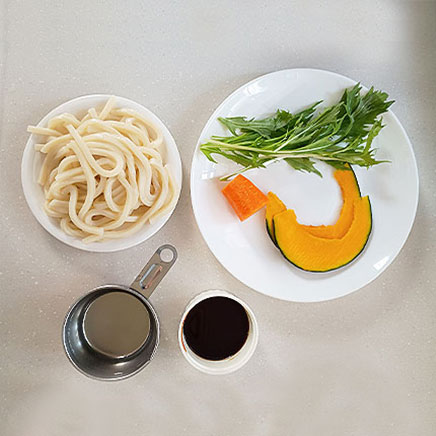 丼（大）1杯分の野菜うどんに使用したうどん、めんつゆ、水、人参、水菜、かぼちゃ