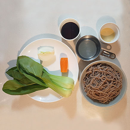 丼1杯分のの野菜そばに使用したそば、めんつゆ（3倍濃縮）、水、人参、 玉ねぎ、チンゲン菜、サラダ油