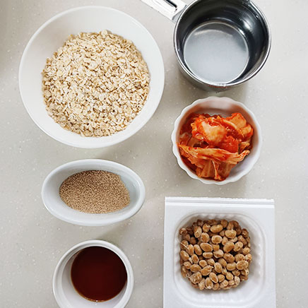 丼1杯分のオートミールの納豆キムチ丼に使用した材料(オートミール、水、風味調味料、納豆、キムチ、醤油)
