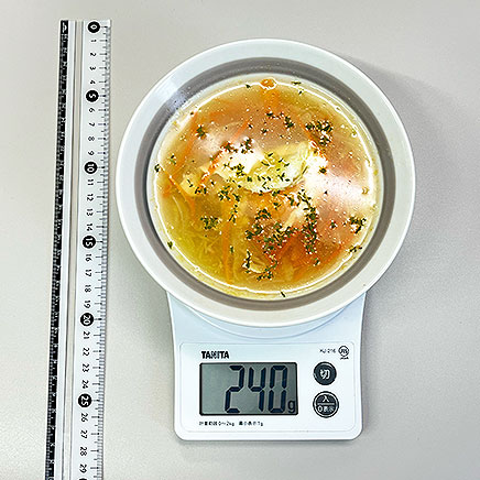 スープ皿1皿分の落とし卵とキャベツのスープ