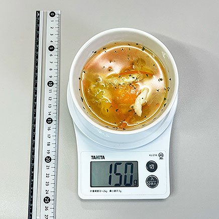 スープボウル1杯分の落とし卵とキャベツのスープ