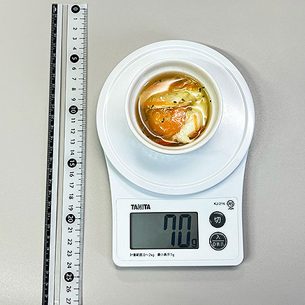 ココット1杯分の落とし卵とキャベツのスープ