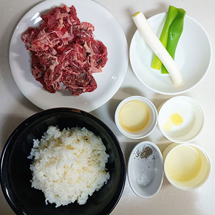 丼1杯分のねぎ塩レモン牛丼に使用した材料（ご飯、牛肉、ネギ、レモン、おろしにんにく、塩、 黒こしょう、サラダ油）