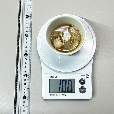 スープカップ1杯分の白菜と鶏もも肉の中華風スープ