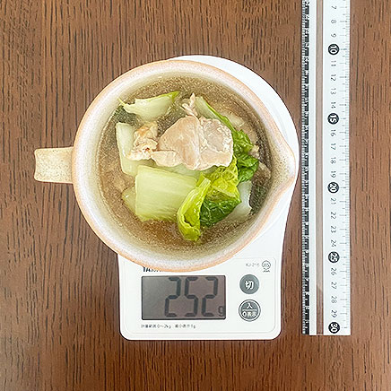 スープカップ1杯分の白菜と鶏肉のスープ