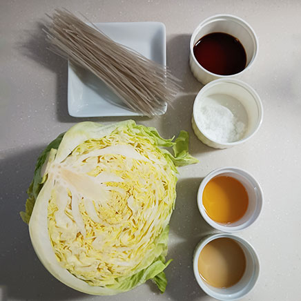 中皿1皿分の春雨キャベツ炒めに使用した材料（春雨、キャベツ、サラダ油、醤油、砂糖、ごま油）