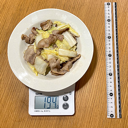 中皿1皿分の白菜と豚肉のバター醤油炒め