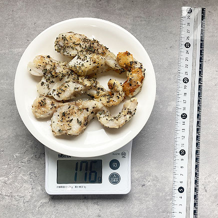 3切れ分の白身魚のバジルソテー