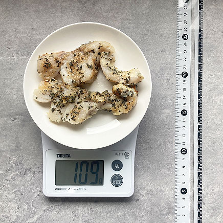 2切れ分の白身魚のバジルソテー