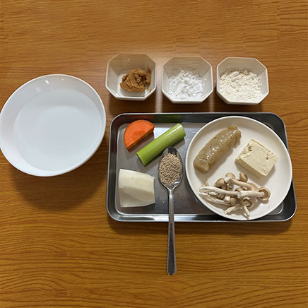 汁椀1杯分の米粉のすいとんの材料(水、味噌、風味調味料、人参、ネギ、大根、こんにゃく、しめじ、豆腐、米粉、片栗粉)