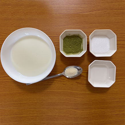 1個分の抹茶プリンの材料(牛乳、グラニュー糖、抹茶、水、ゼラチン)