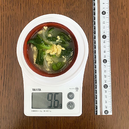 小椀1杯分のアイスプラントのスープ