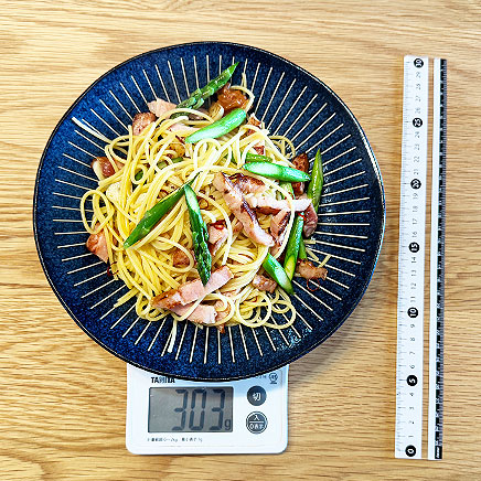 大皿1皿分のアスパラとベーコンのペペロンチーノパスタ