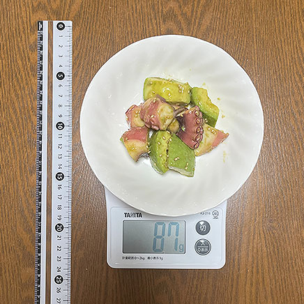 中皿1皿分のアボカドとたこのわさびポン酢和え