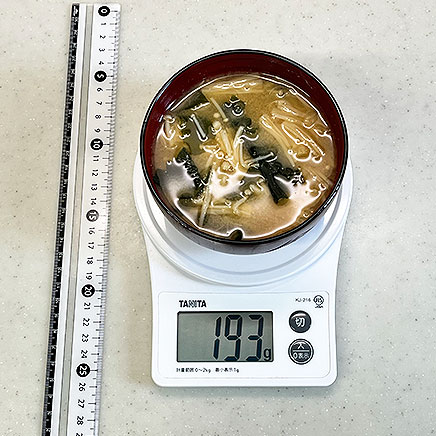 汁椀(大)1杯分のえのきとわかめの味噌汁