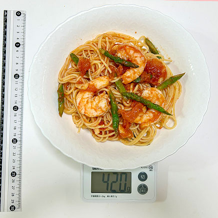 大皿1皿分のエビとアスパラのトマトパスタ