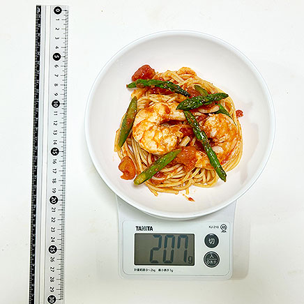 中皿1皿分のエビとアスパラのトマトパスタ