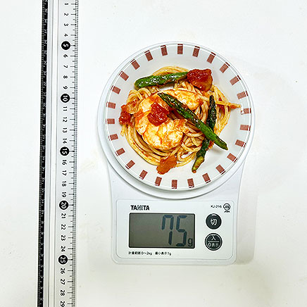 小皿1皿分のエビとアスパラのトマトパスタ