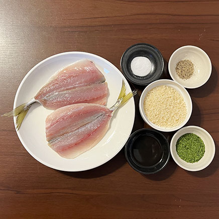 2枚分のアジのパン粉焼きに使用した材料(アジの開き、塩、こしょう、パン粉、オリーブオイル、乾燥パセリ)