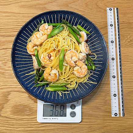 大皿1皿分のエビとアスパラのペペロンチーノパスタ