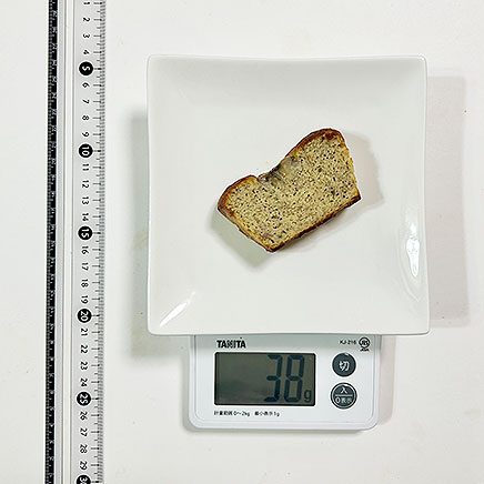 18cm型8等分1切れ分のおからパウダーのバナナケーキ