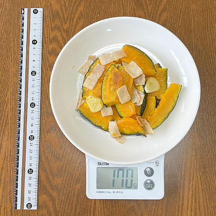 大皿1皿分のかぼちゃとベーコンのにんにく炒め