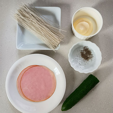 中鉢1杯分のきゅうりとハムと春雨のマヨサラダに使用した材料（きゅうり、ハム、春雨、マヨネーズ、塩、黒こしょう）