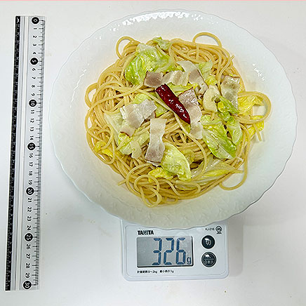 大皿1皿分のキャベツとベーコンのペペロンチーノ