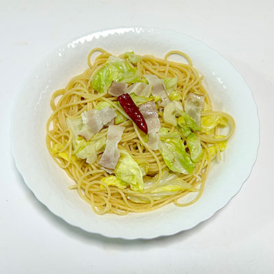 キャベツとベーコンのペペロンチーノ