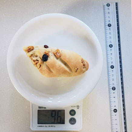 1/2カット分のくるみレーズンフランスパン