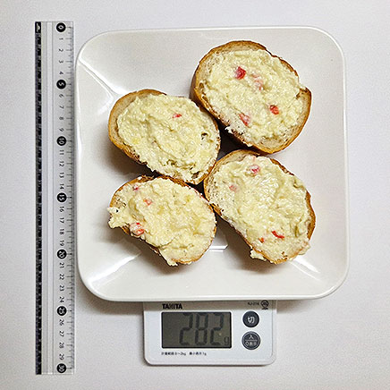 フランスパン4切れ分のフランスパンのポテトサラダ詰め