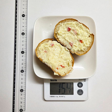 フランスパン2切れ分のフランスパンのポテトサラダ詰め