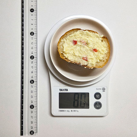 フランスパン1切れ分のフランスパンのポテトサラダ詰め