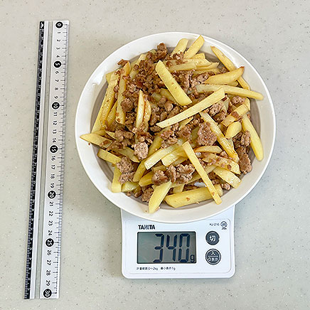 大皿1皿分のじゃがいもとひき肉の炒め物