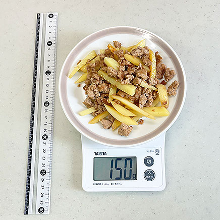 中皿1皿分のじゃがいもとひき肉の炒め物