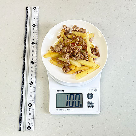 小皿1皿分のじゃがいもとひき肉の炒め物